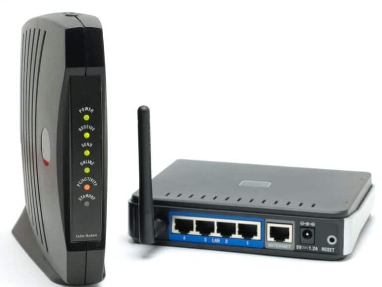 Tragic Friday hand What Is the Difference Between a Router and a Modem? - The Plug - HelloTech